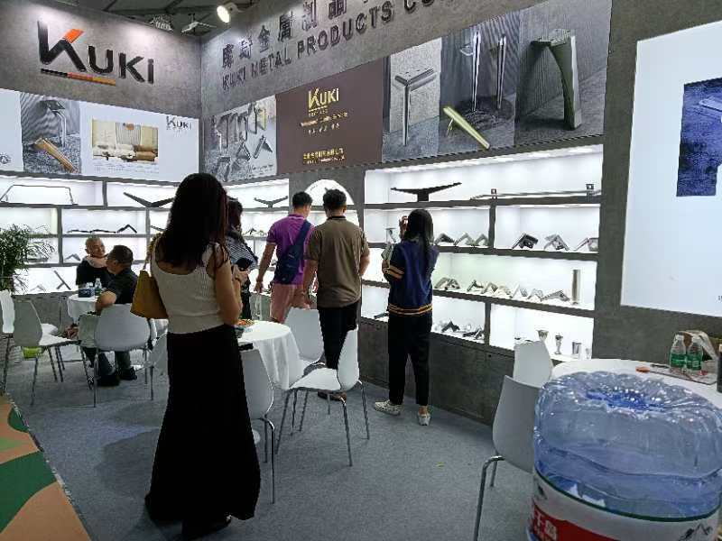 Ножки дивана KUKI Hardware сияют на Шанхайской международной мебельной ярмарке в Пудуне